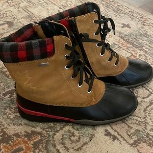 Woman’s like new waterproof rain snow boots